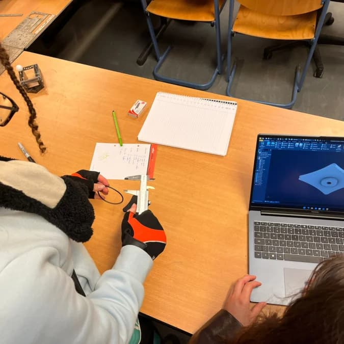 Van theorie naar praktijk: eerstejaars bouwen hun eigen flipperkast